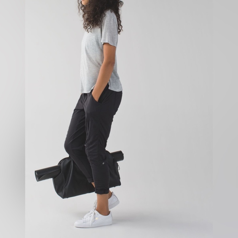 Lululemon Street To Studio Pant II 2 Unlined 28"
Black swift fabric
